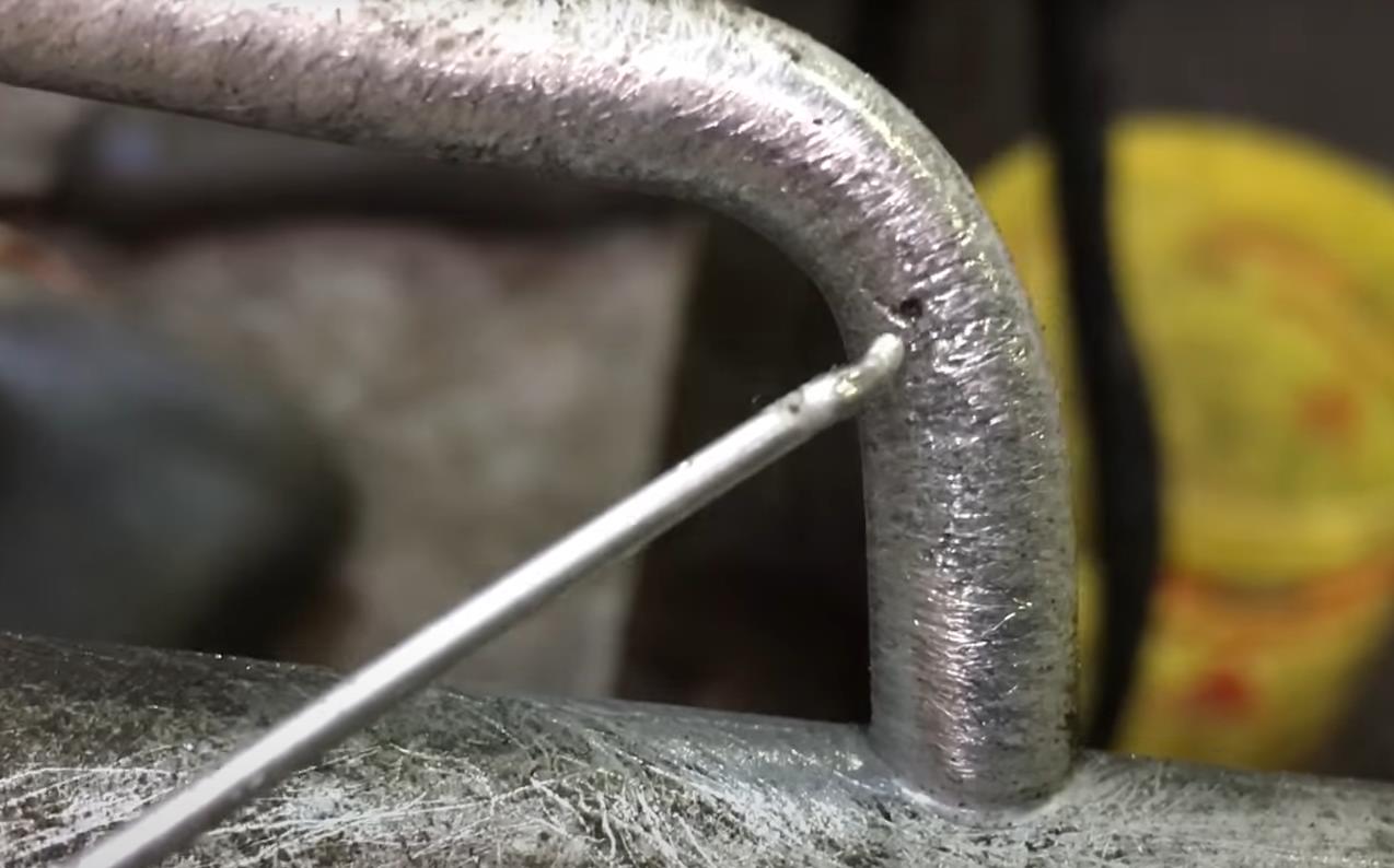 поврежденная трубка кондиционера