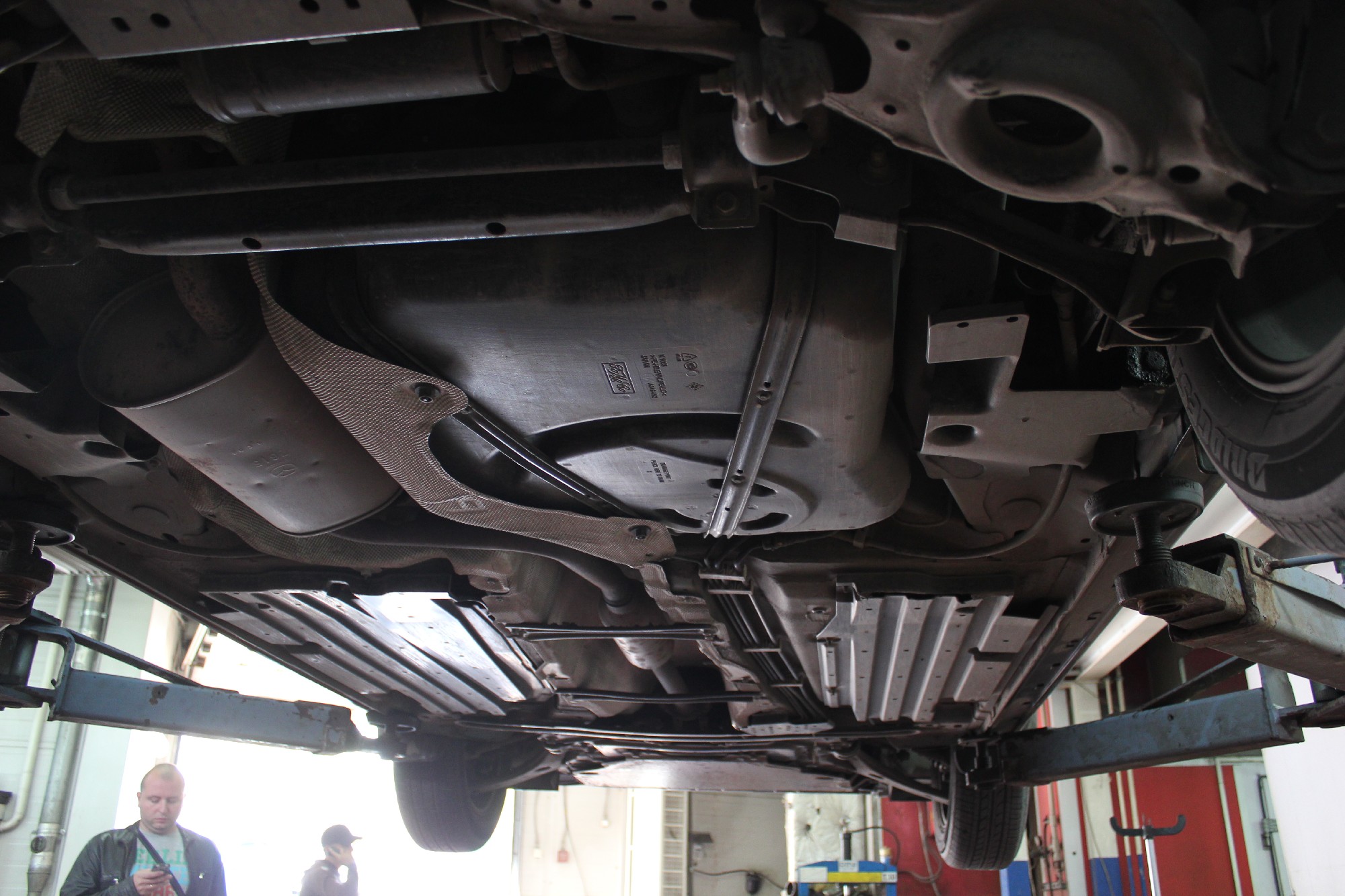 Мазда снизу на подъемнике