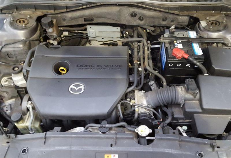открытый капот мазды
