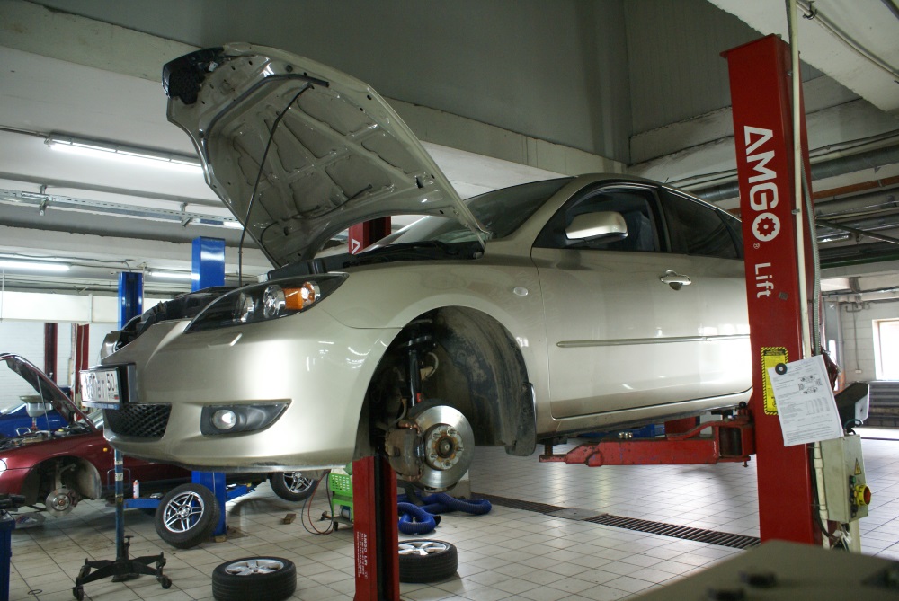 Мазда на подъемнике