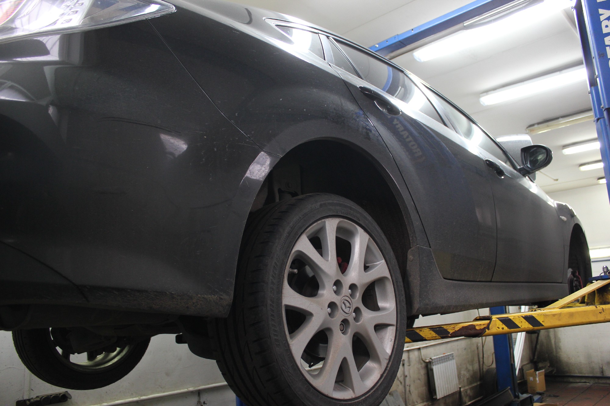 мазда 6 в сервисе на подъемнике