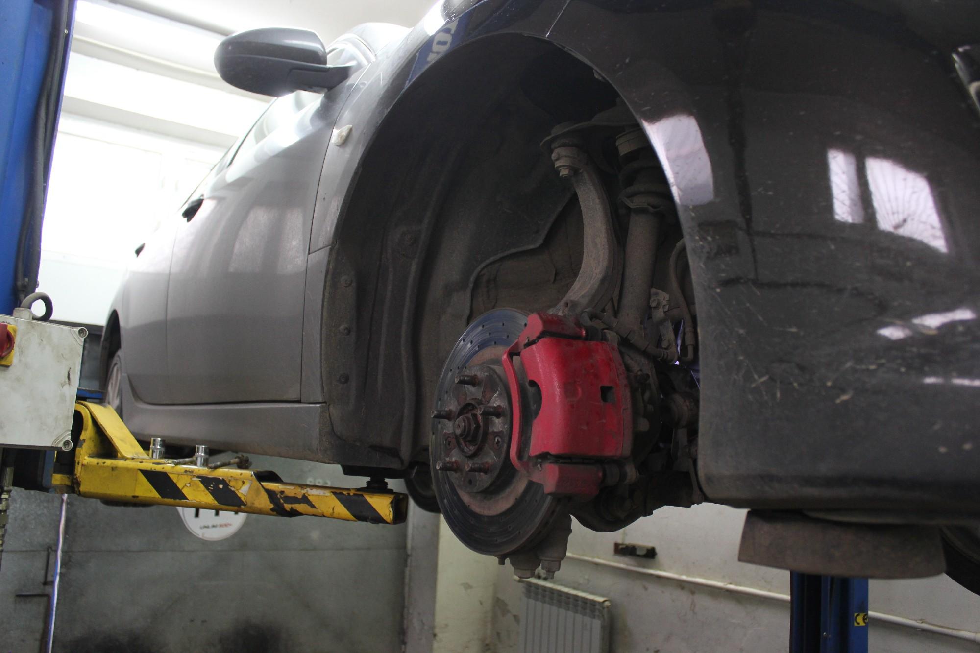 Мазда на подъемнике