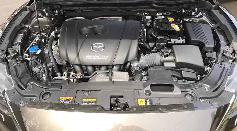 открытый капот на Мазде