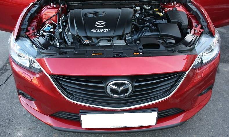 открытый капот на Мазде