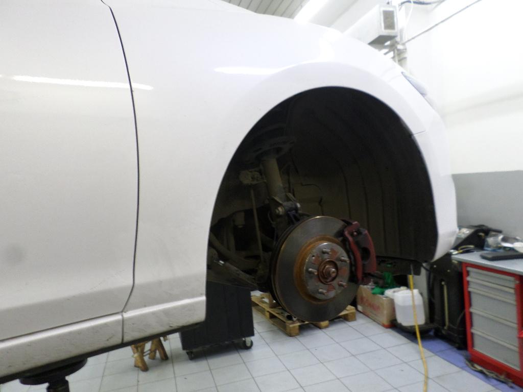 тормозной диск с суппортом на Мазде