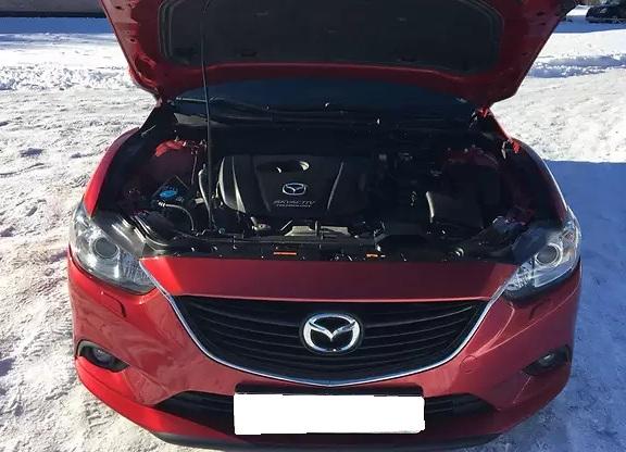 открытый капот на Мазде