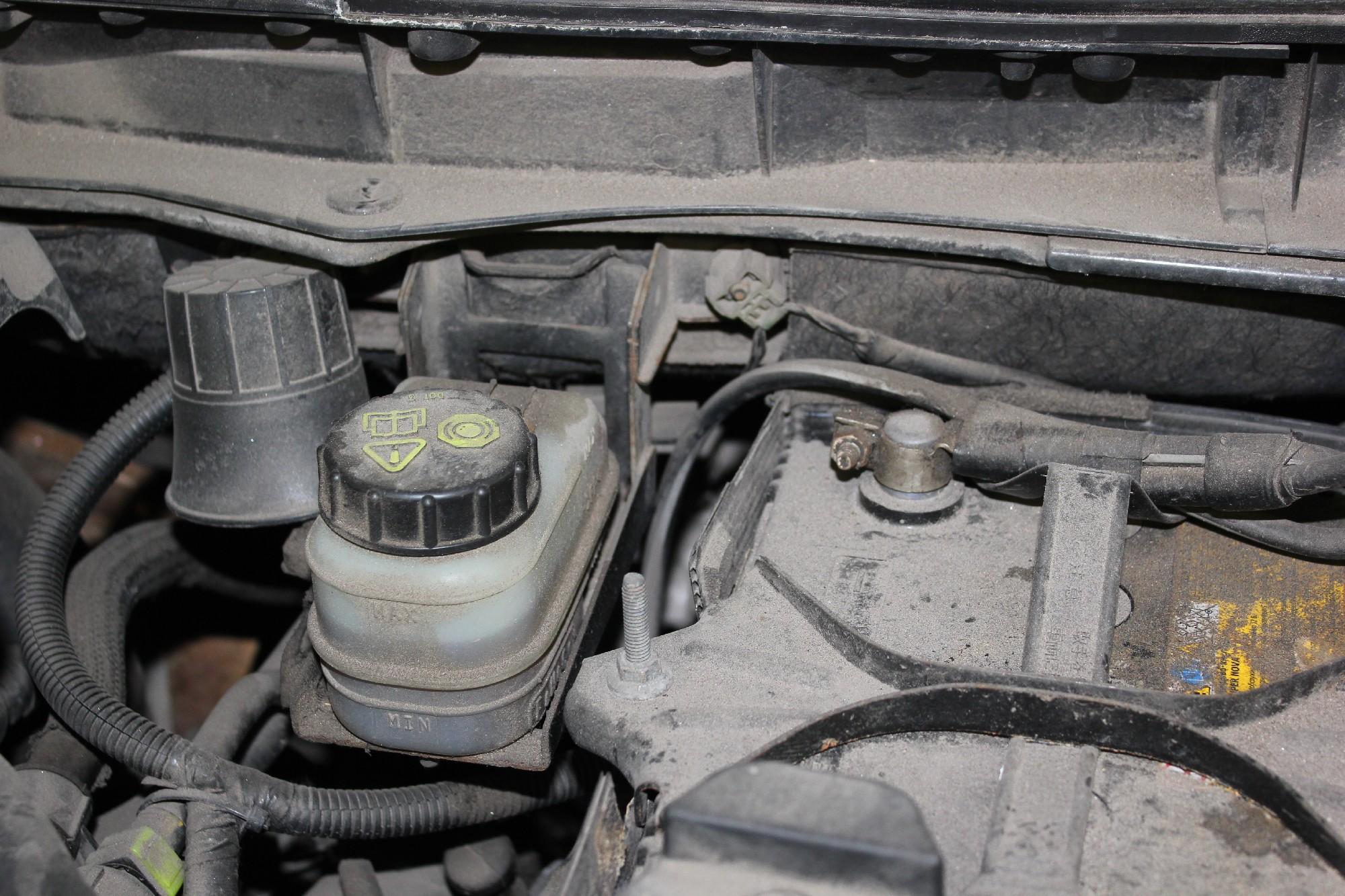 бачок тормозной жидкости под капотом