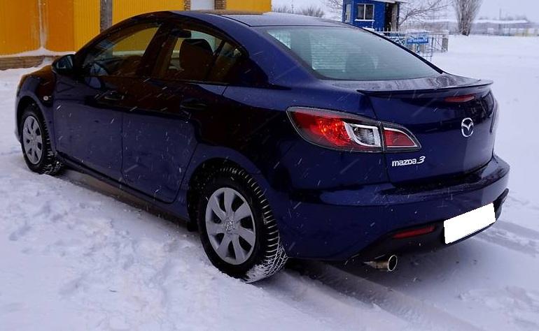 синяя Мазда 3