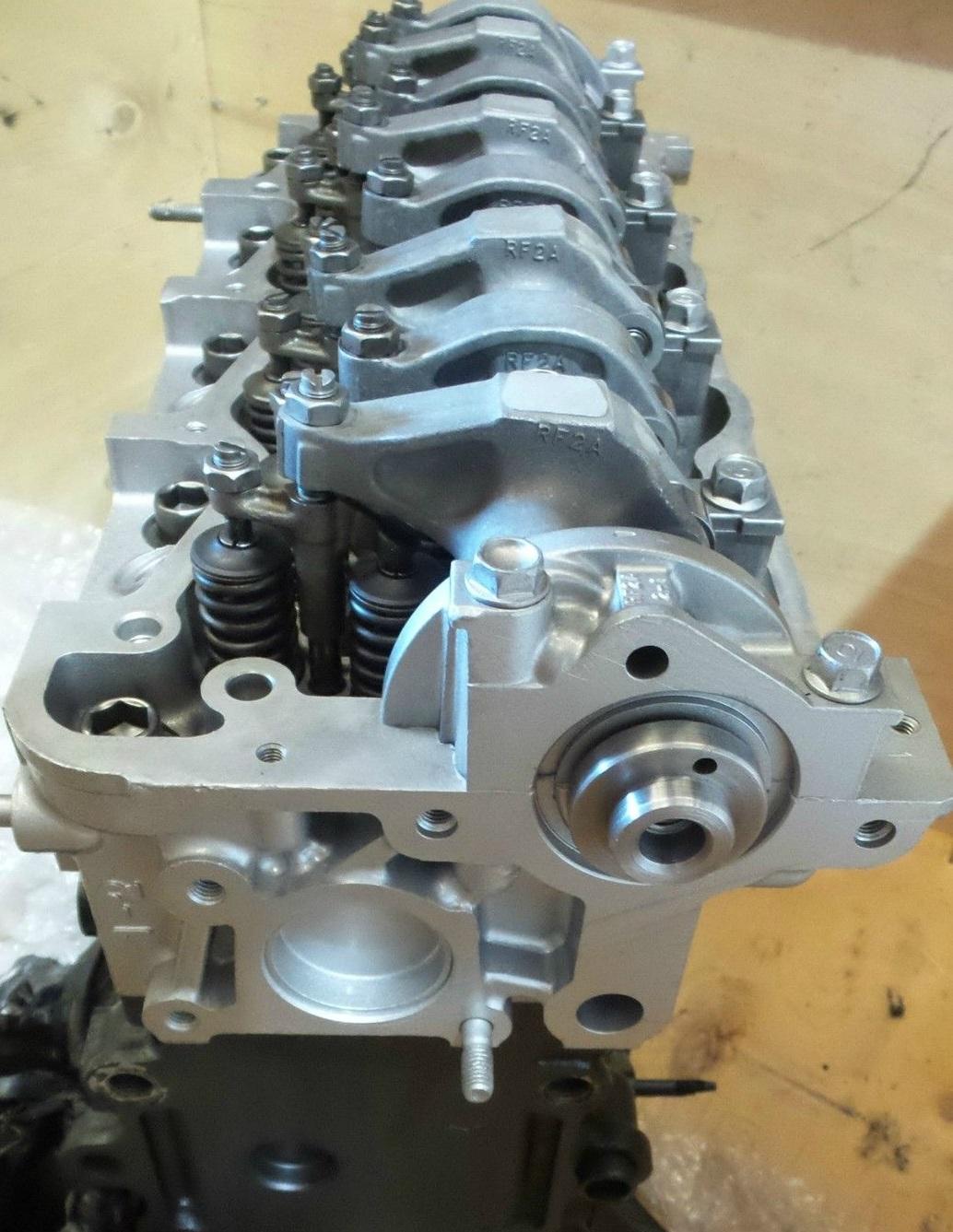 разобранный дизельный мотор Мазда