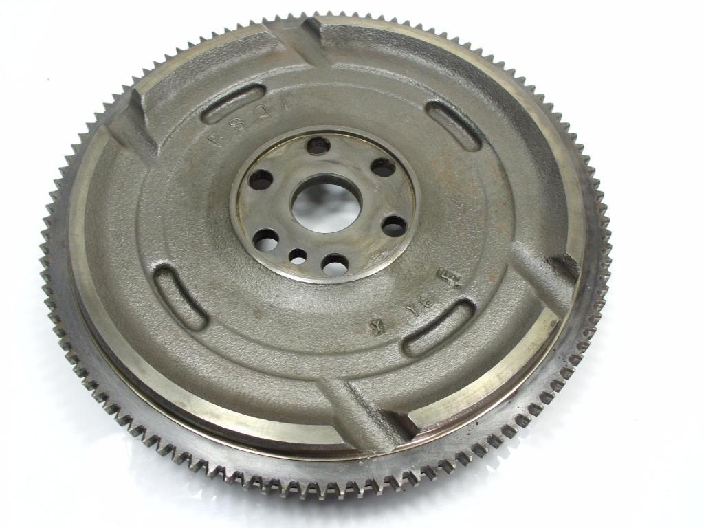 маховик на белом фоне