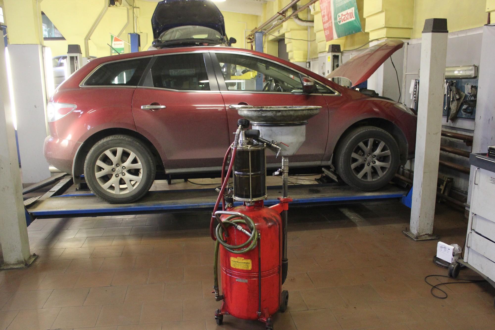 Мазда СХ-7 на подъемнике