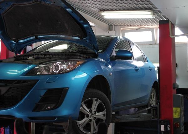 Мазда 3 на подъемнике