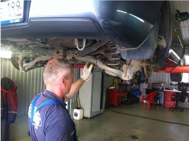 Мазда на подъемнике в сервисе