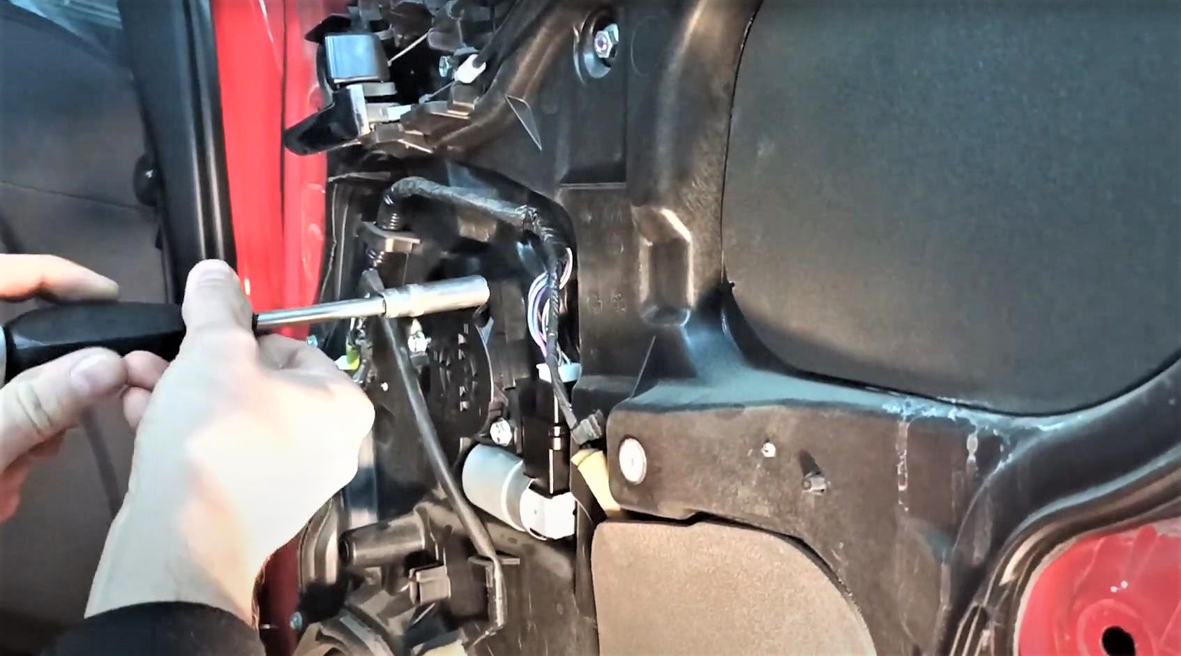 замена моторчика стеклоподъемника Мазда