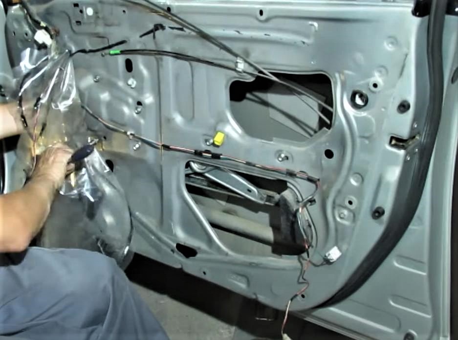 Ремонт трапеции стеклоподъемника Мазда