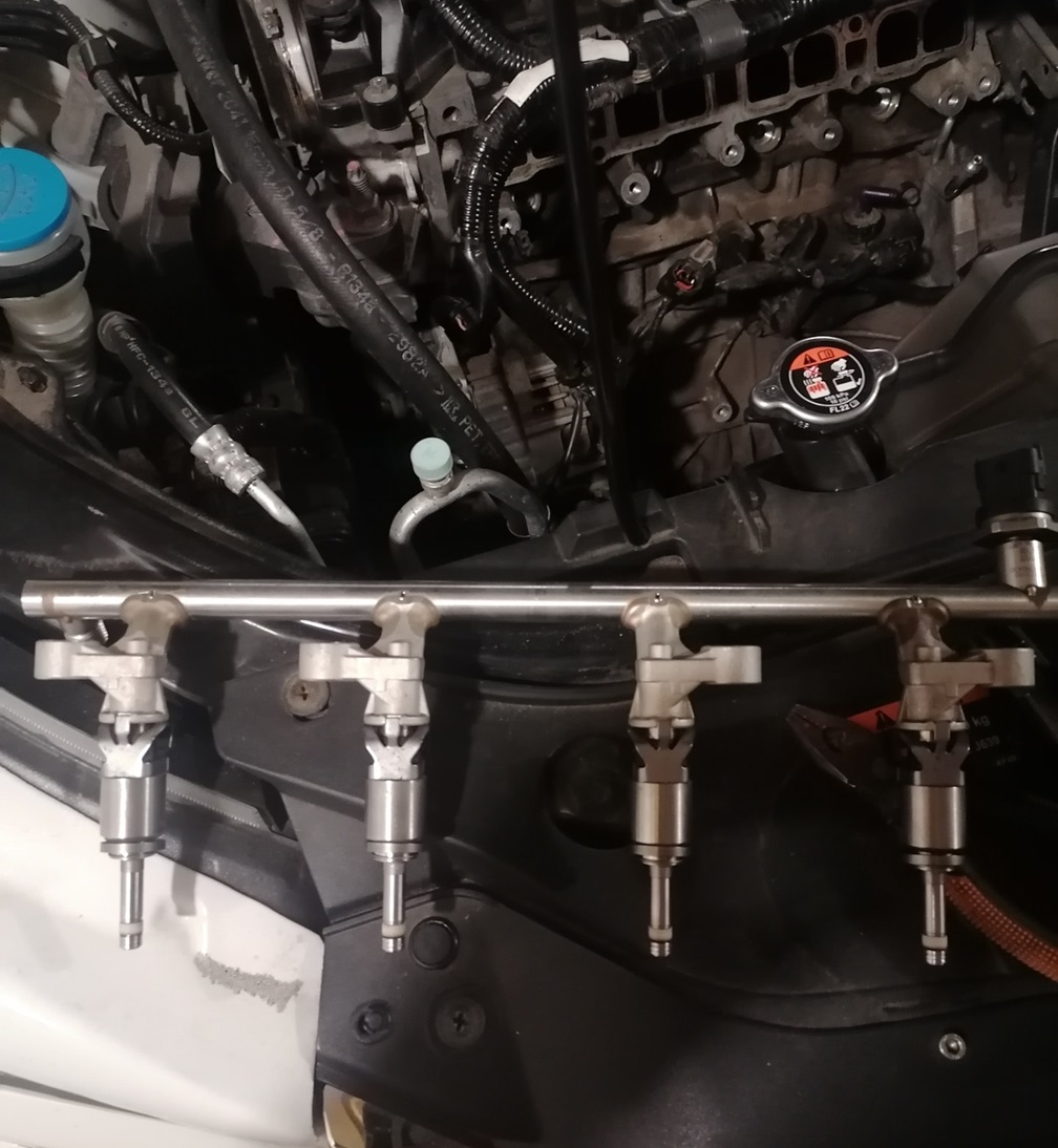 Рампа с форсунками двигателя Мазда