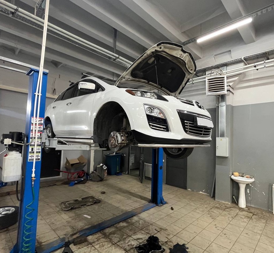 Подготовка Мазды к замене масляного насоса