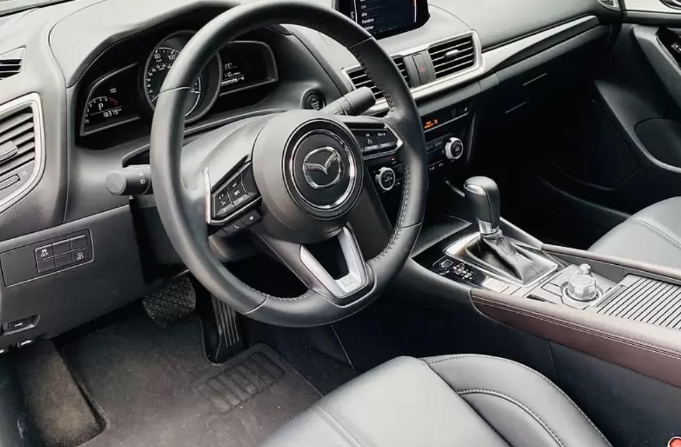 салон Мазда 3