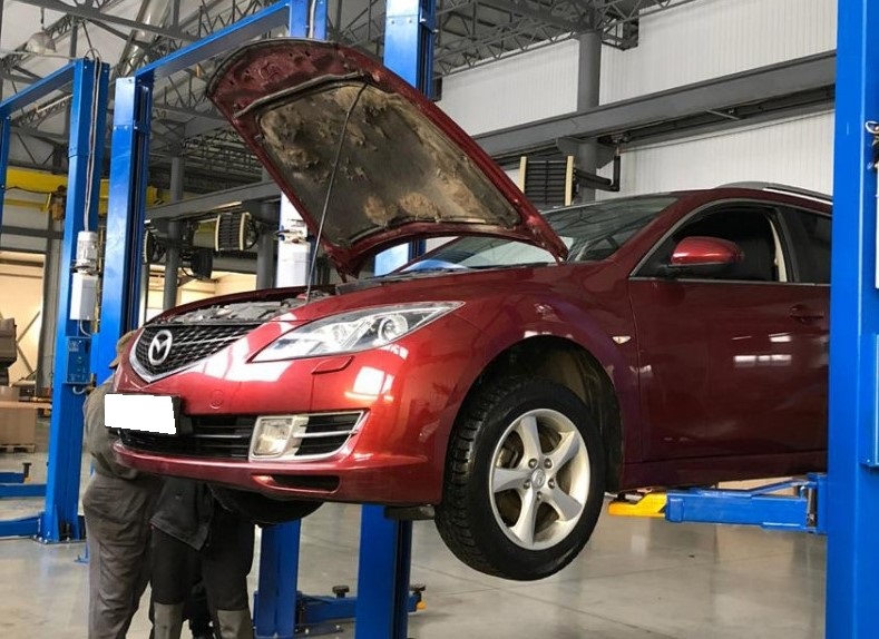 Мазда 6 в автосервисе на подъемнике