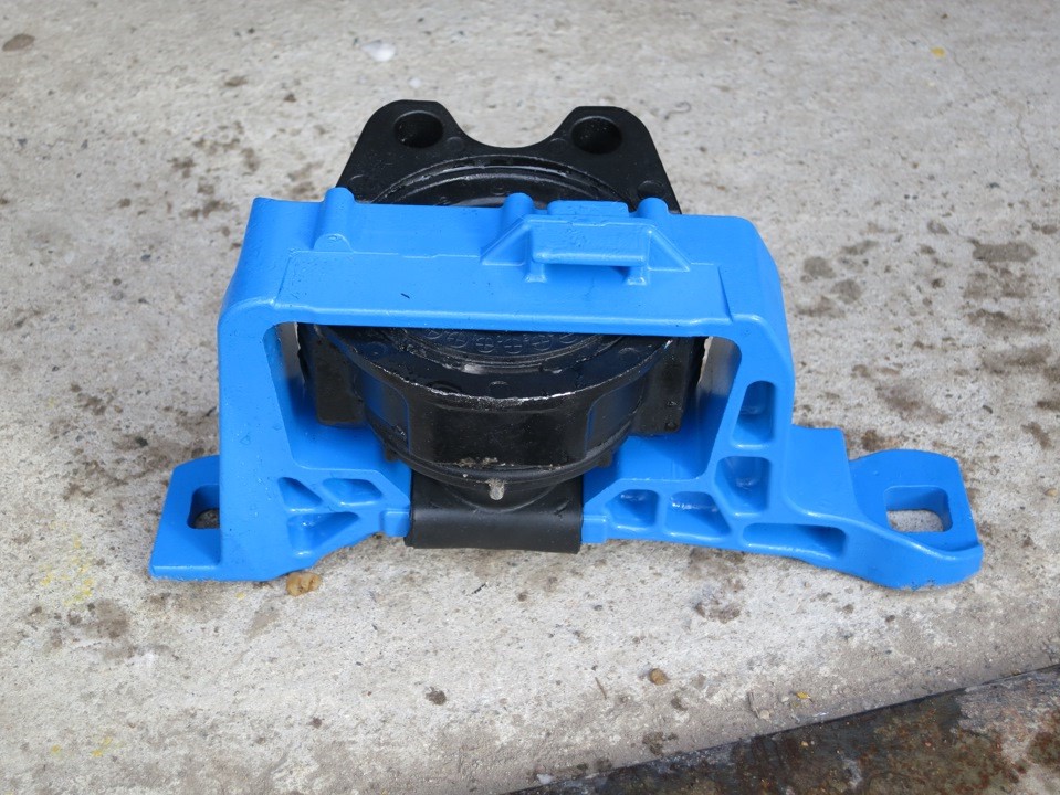 опора двигателя