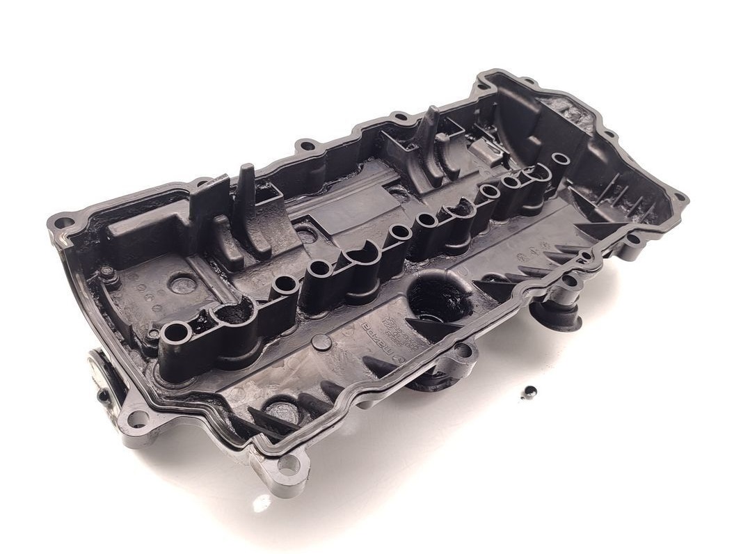 Клапанная крышка с новой прокладкой