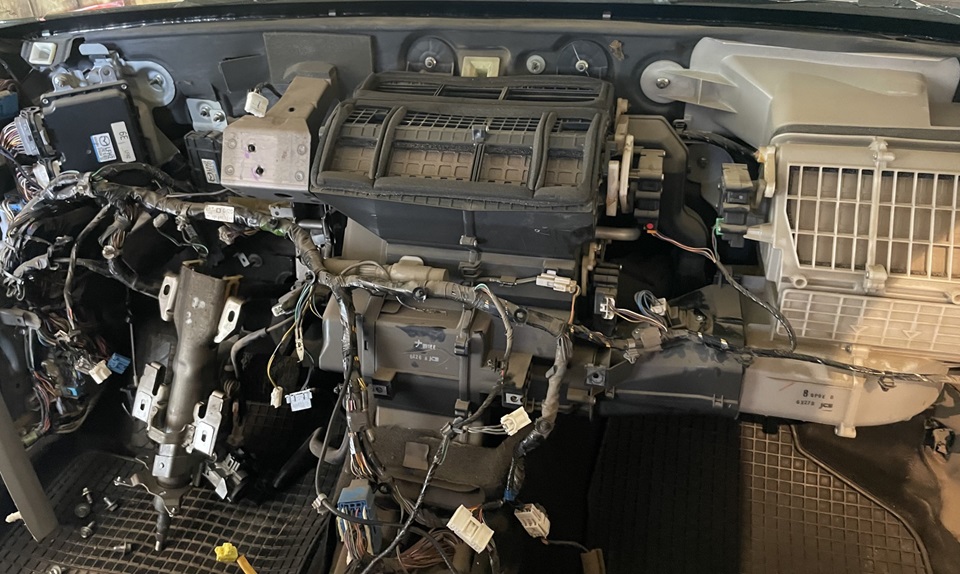 Полная разборка торпедо для замены радиатора печки Мазда