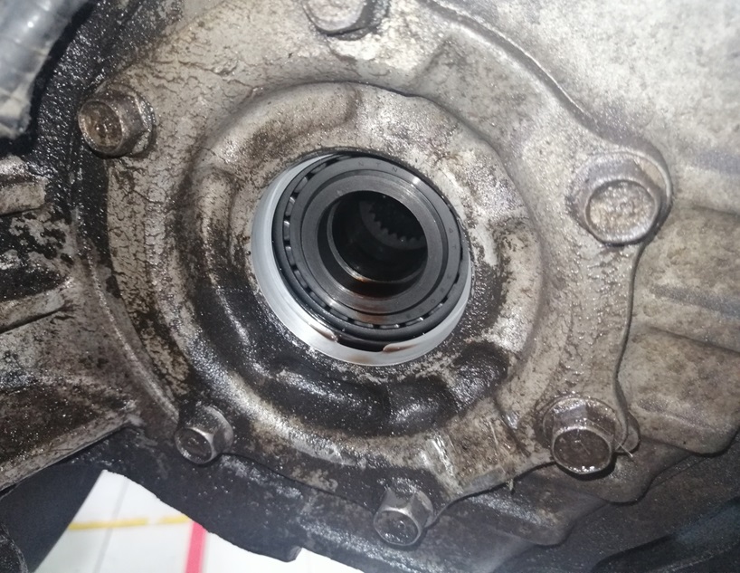 Замена сальника привода Мазда