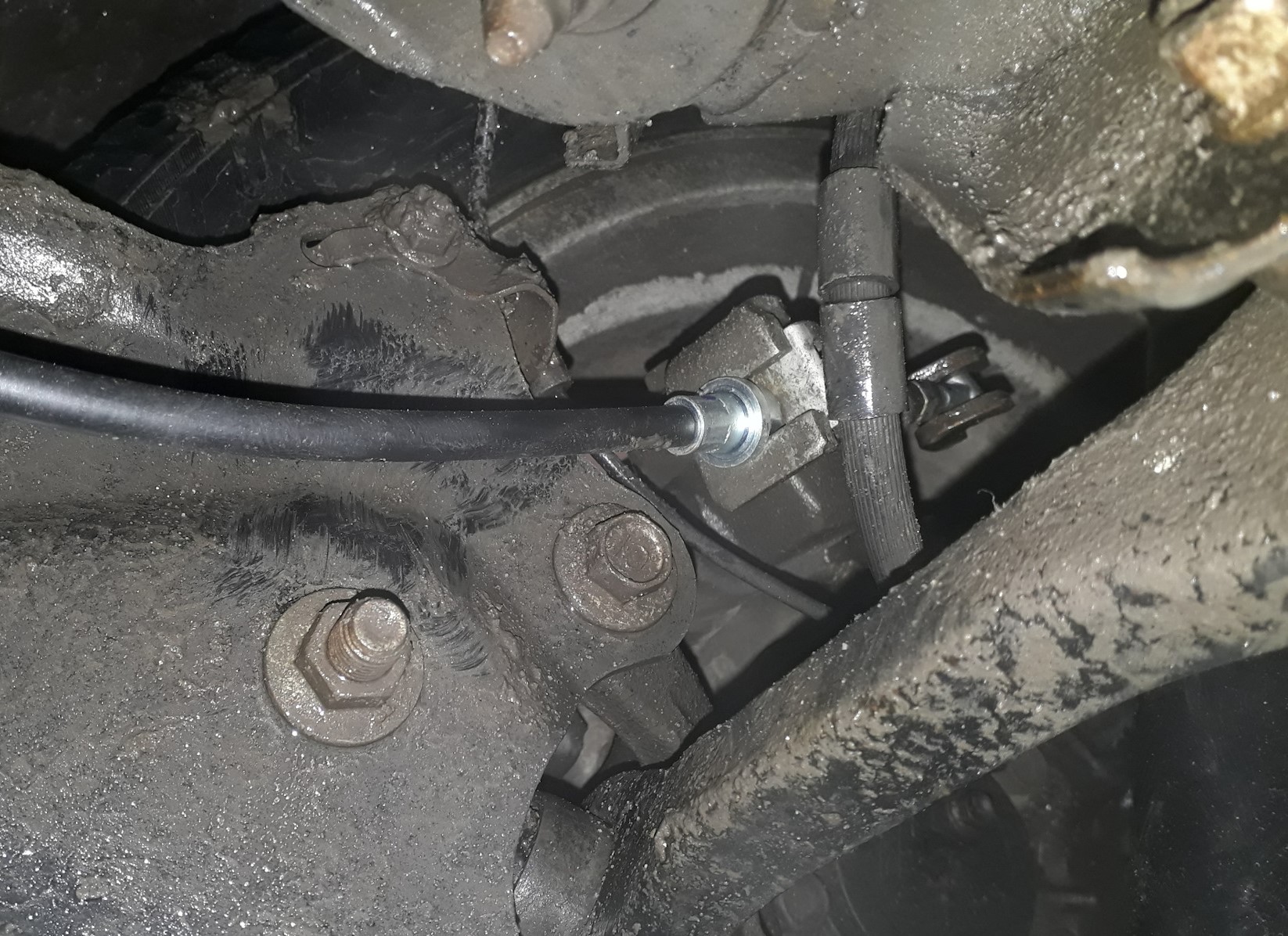 замена тросов стояночного тормоза мазда