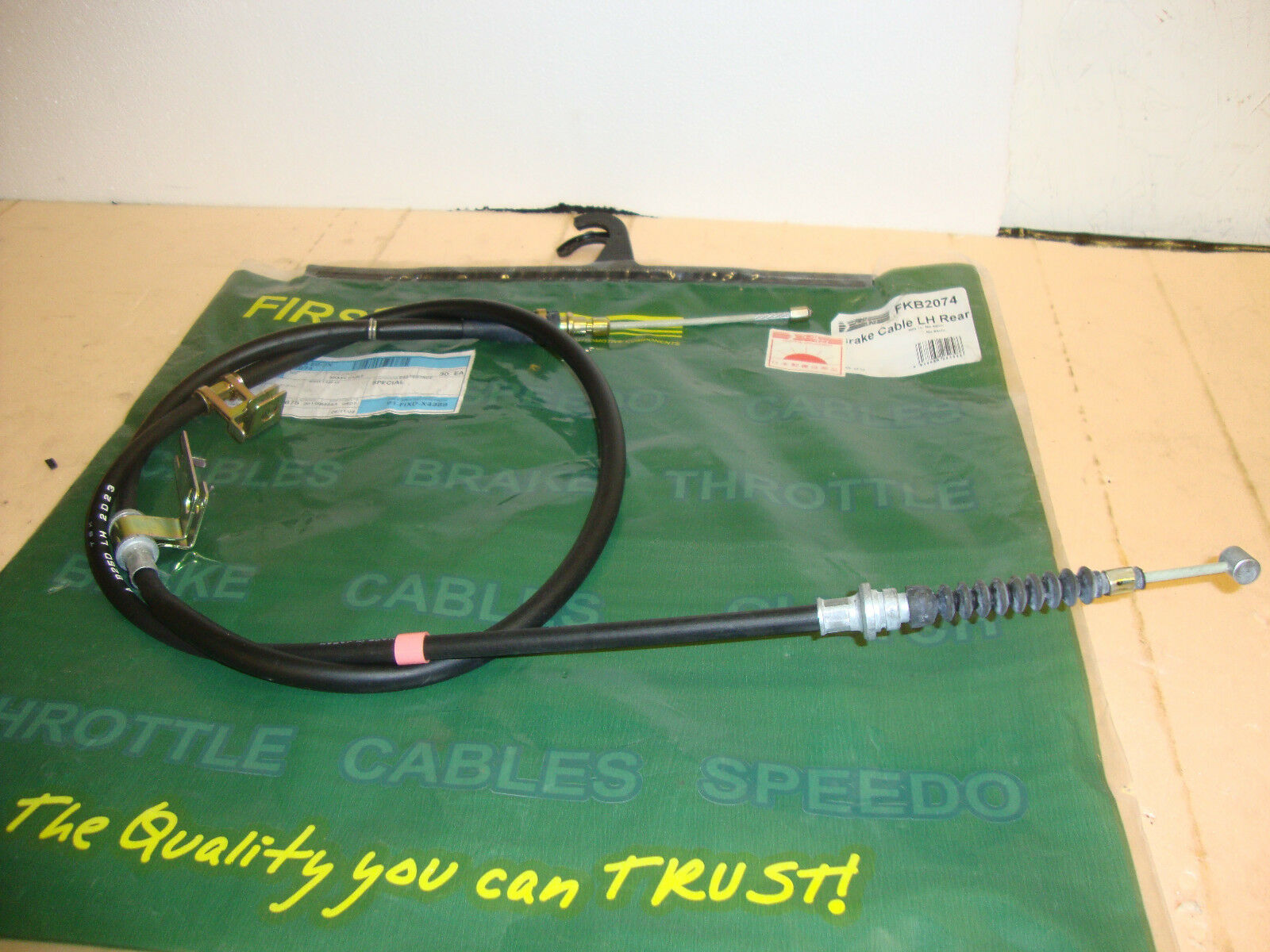 трос стояночного тормоза