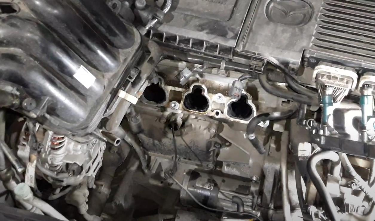 двигатель Мазды с демонтированным впускным коллектором